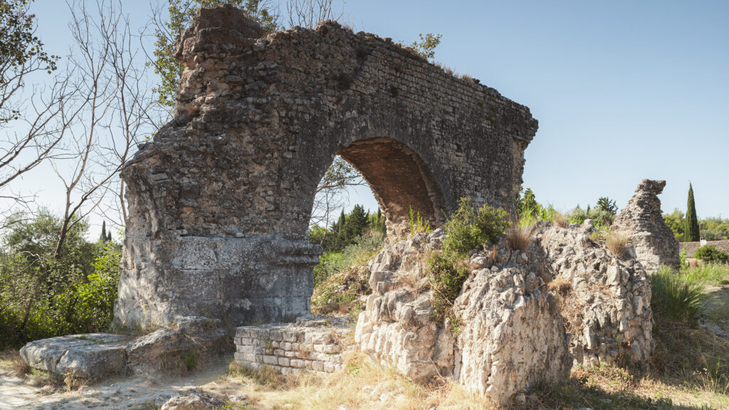 Photographie de paysage et d'architecture d'un viaduc en ruines dans les Bouches du Rhône.