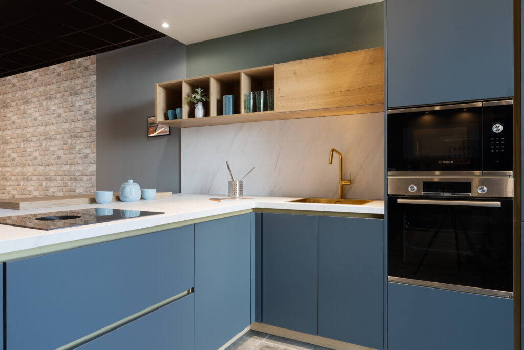 Photographie d'architecture d'intérieure et de décoration pour une cuisiniste situé à Annemasse. La photo est une cuisine équipée, dans une tonalité bleu et blanche.
