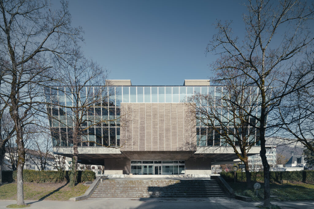 Palais de justice d'Annecy construit en 1977 par les architectes Patrice et Maurice Novarina.