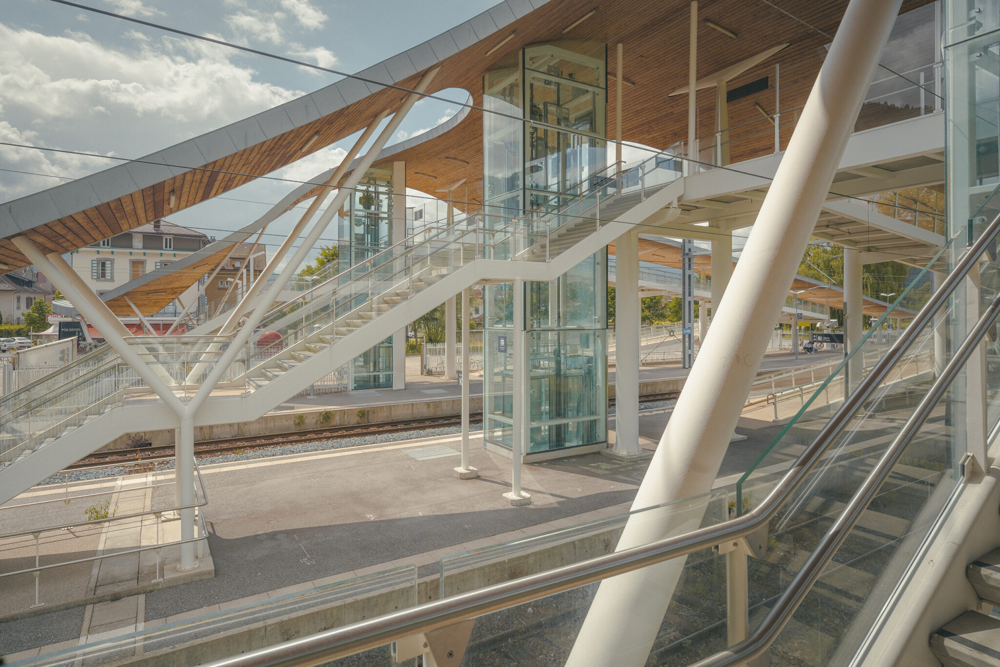 ¨Photographie d'architecture moderne. La nouvelle passerelle de la gare de Cluses en Haute-Savoie réalisé par l'agence Lavigne Cheron architectes.