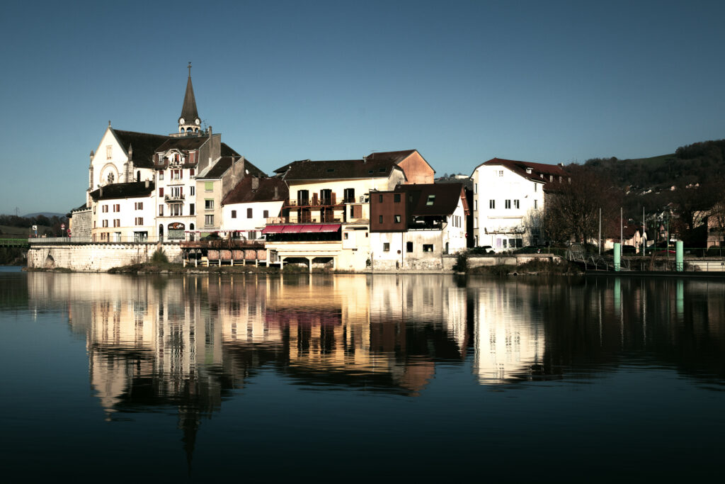 Photographie de paysages. la ville de Seyssel sur les berges du Rhône.