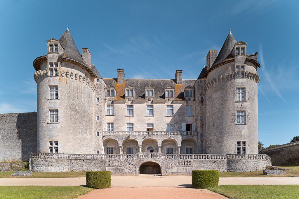 Photographie d'architecture historique. La facade arrière du château de Laroche Courbon , situé en Charentes-maritimes.